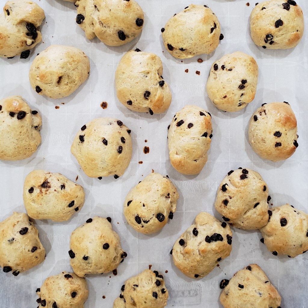 baked hot cross buns